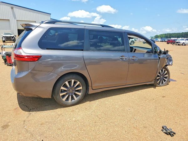 2018 TOYOTA SIENNA