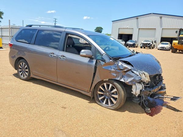 2018 TOYOTA SIENNA
