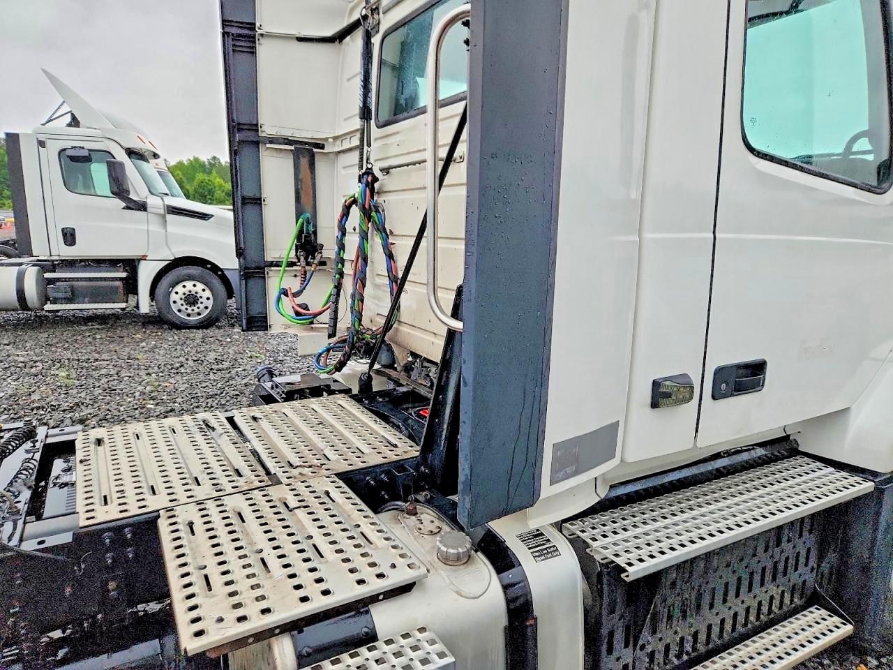 2017 VOLVO VNL