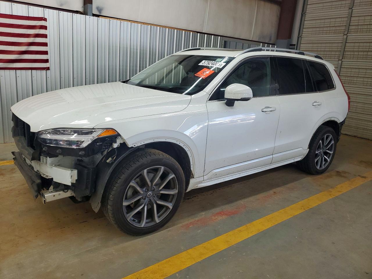 2019 VOLVO XC90 Momentum — Front 3/4
