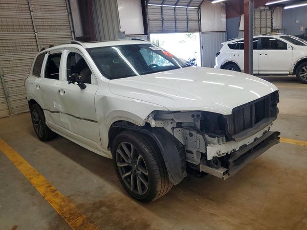 2019 VOLVO XC90 Momentum — Passenger 3/4