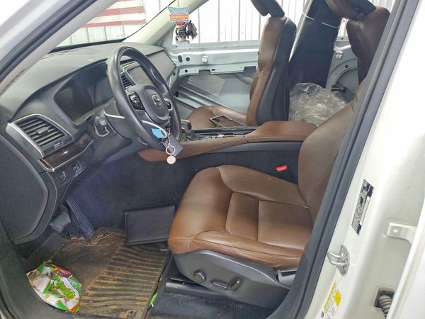 2019 VOLVO XC90 Momentum — DENT