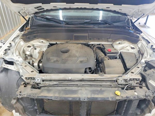 2019 VOLVO XC90 Momentum — Engine bay