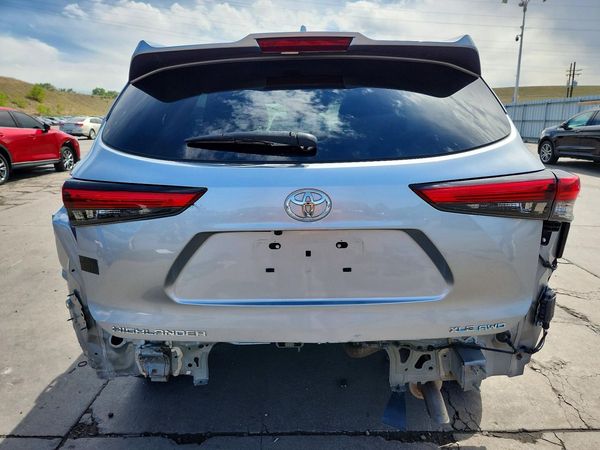 2022 TOYOTA HIGHLANDER XLE