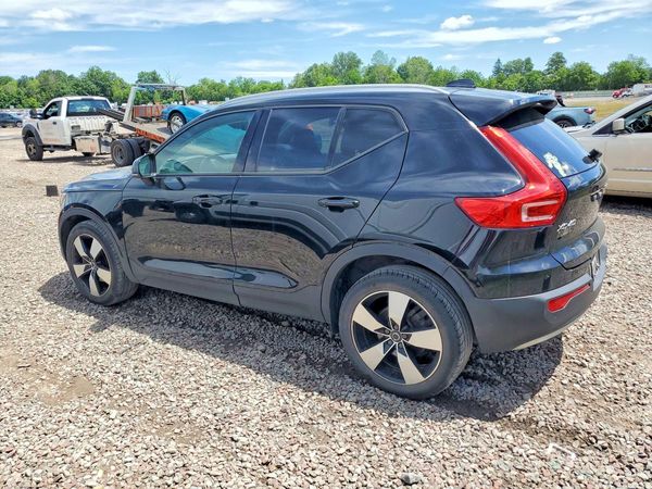 2021 VOLVO XC40