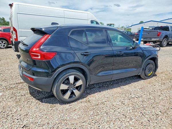 2021 VOLVO XC40