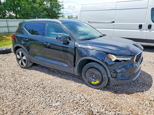 2021 VOLVO XC40
