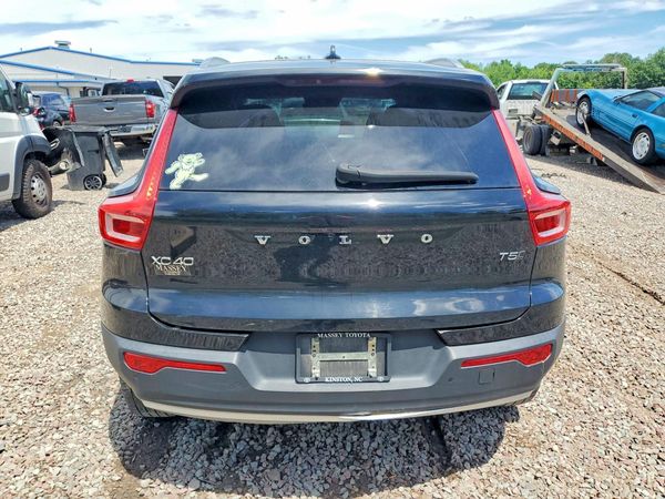 2021 VOLVO XC40