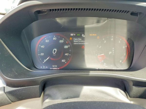 2021 VOLVO XC40