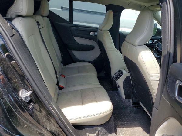 2021 VOLVO XC40