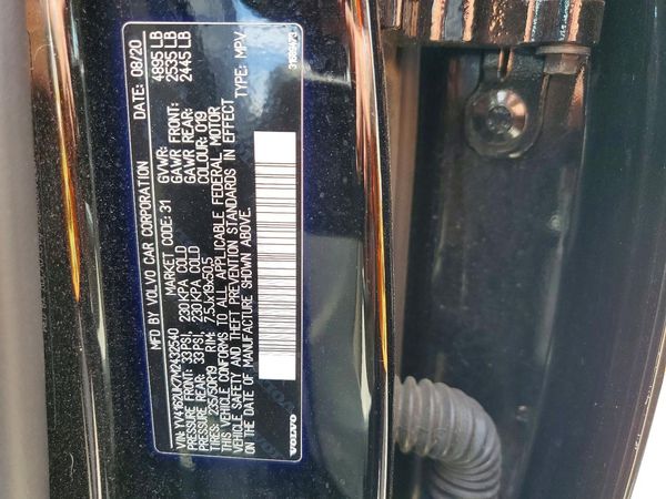2021 VOLVO XC40
