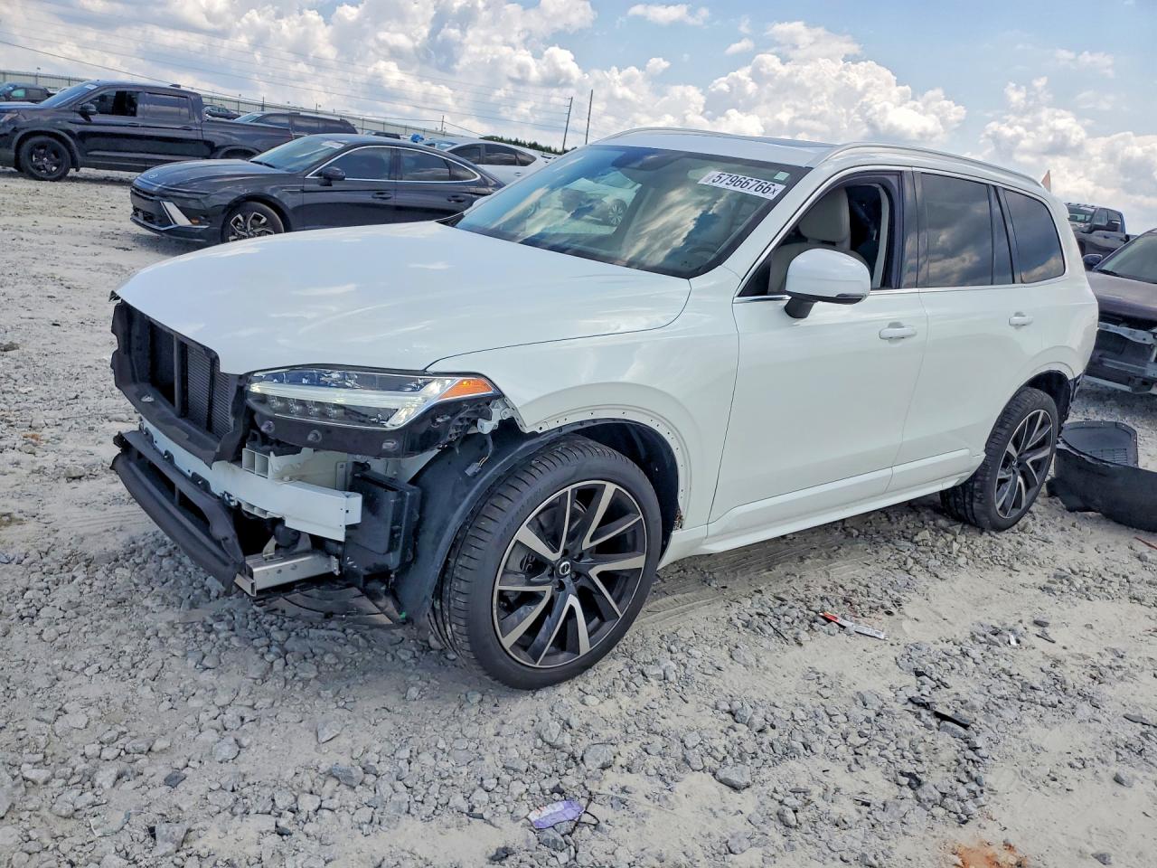 2021 VOLVO XC90 Momentum