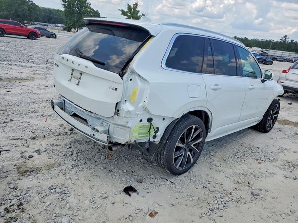 2021 VOLVO XC90 Momentum