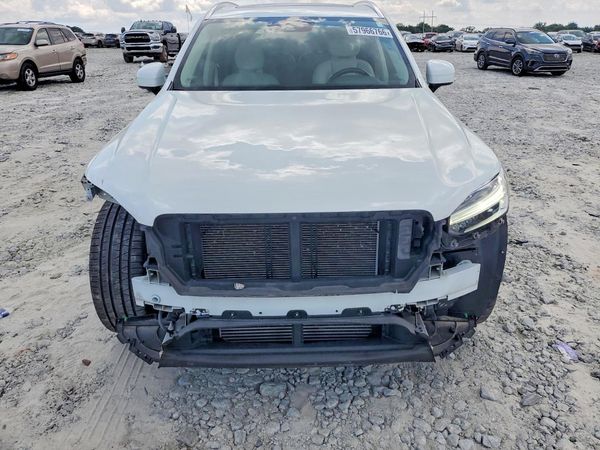 2021 VOLVO XC90 Momentum
