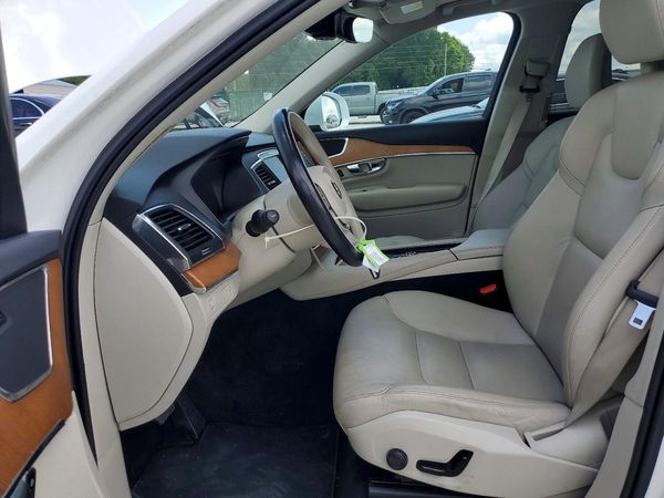2021 VOLVO XC90 Momentum