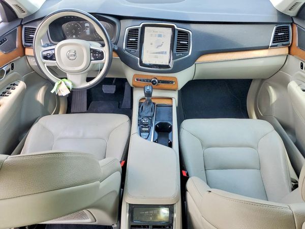 2021 VOLVO XC90 Momentum