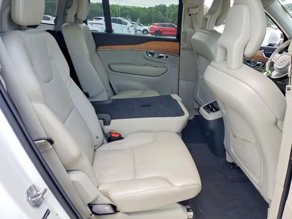 2021 VOLVO XC90 Momentum