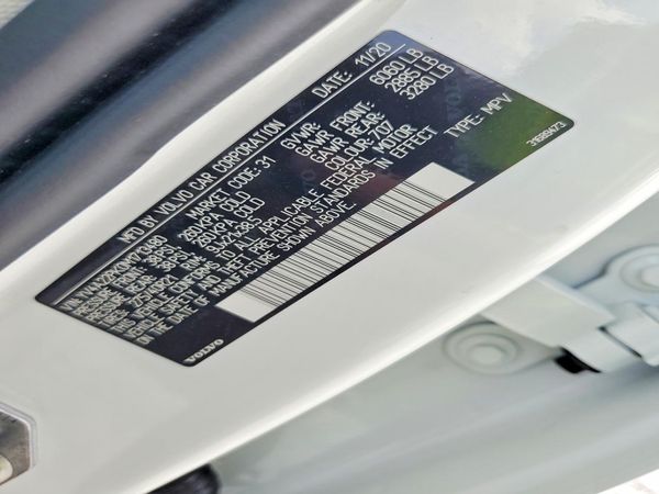 2021 VOLVO XC90 Momentum