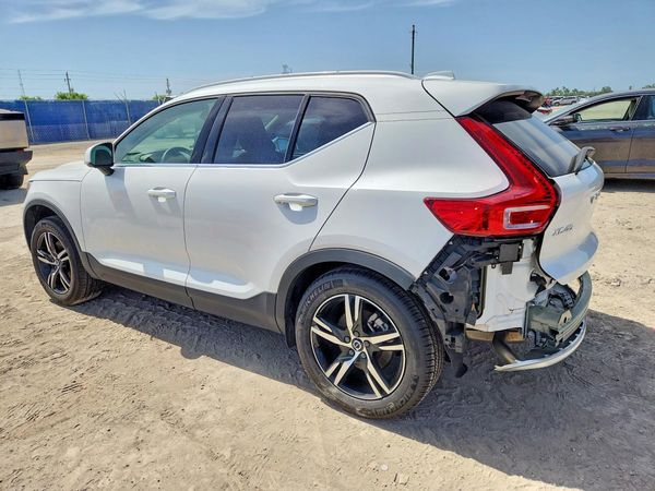 2025 VOLVO XC40 Core