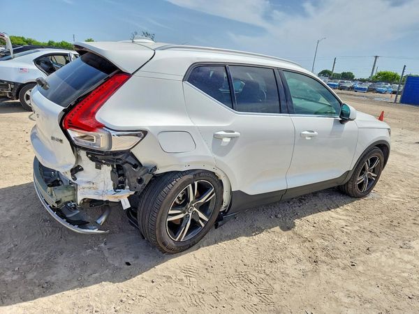 2025 VOLVO XC40 Core