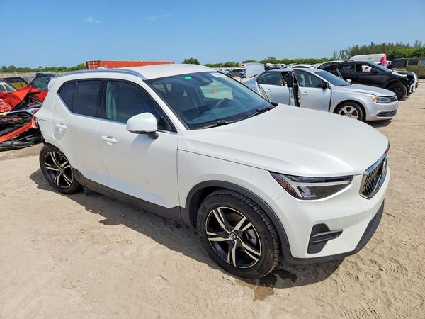 2025 VOLVO XC40 Core