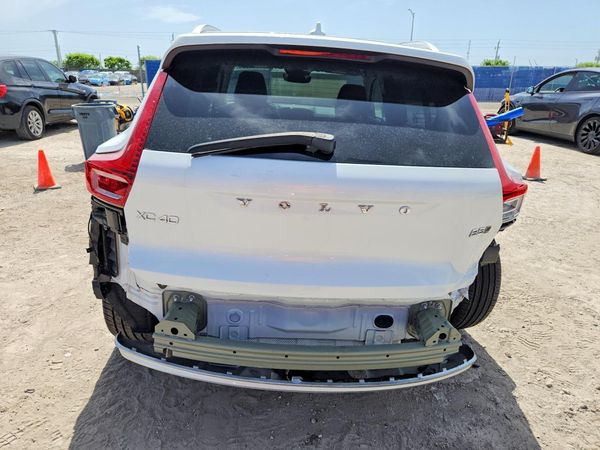 2025 VOLVO XC40 Core