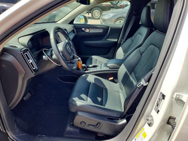 2025 VOLVO XC40 Core