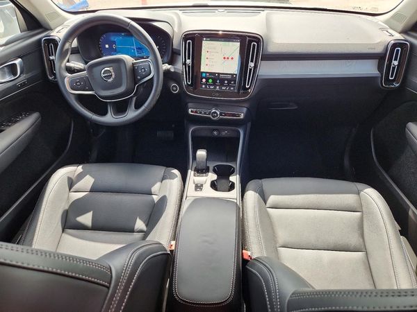 2025 VOLVO XC40 Core