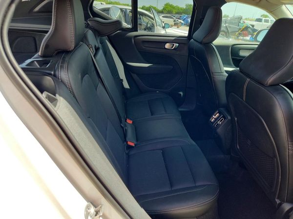2025 VOLVO XC40 Core
