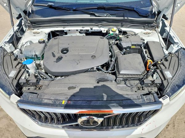 2025 VOLVO XC40 Core
