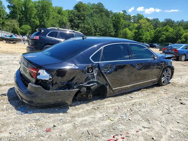 2017 VOLKSWAGEN PASSAT R-Line