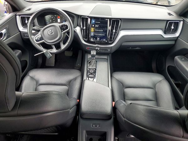 2020 VOLVO XC60 Momentum