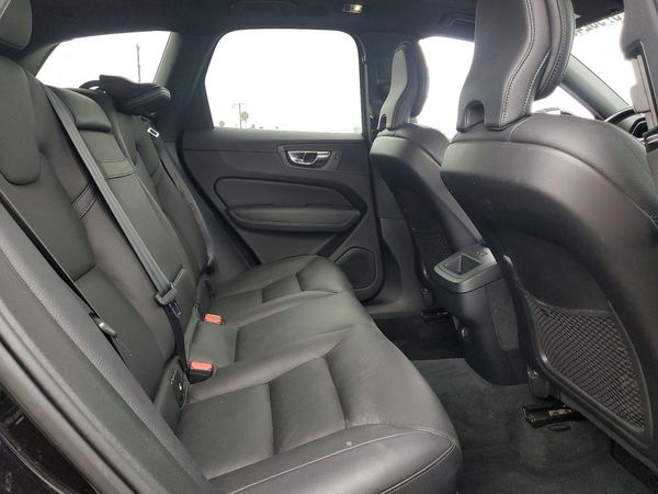 2020 VOLVO XC60 Momentum