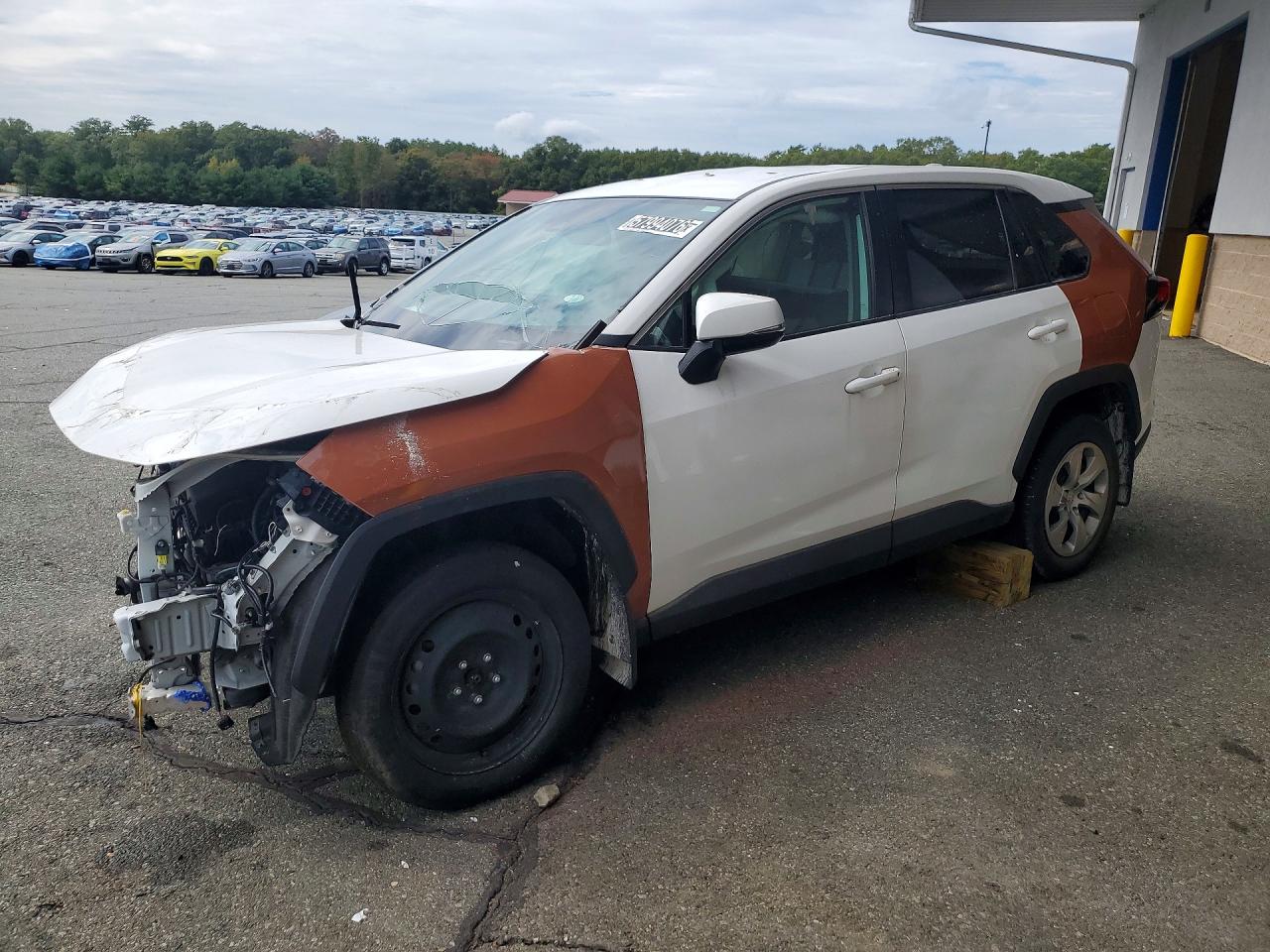 2022 TOYOTA RAV4 LE — Front 3/4