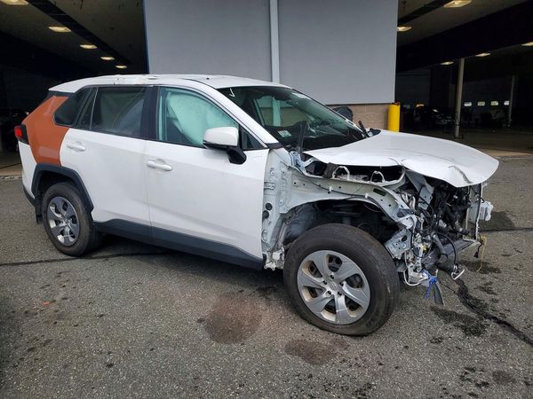 2022 TOYOTA RAV4 LE — Passenger 3/4