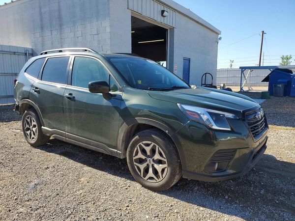 2022 SUBARU FORESTER Premium