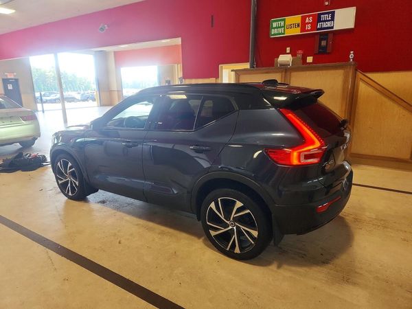 2022 VOLVO XC40 R-Design