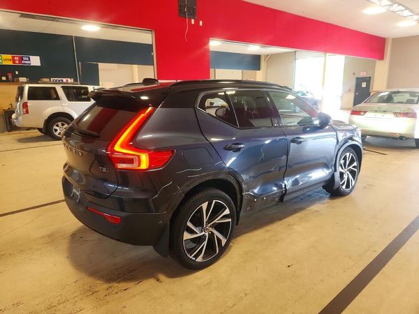 2022 VOLVO XC40 R-Design