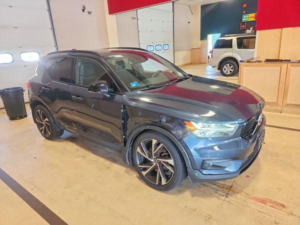 2022 VOLVO XC40 R-Design