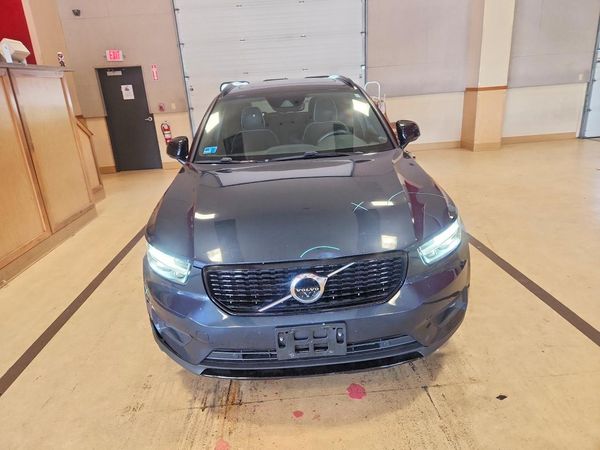 2022 VOLVO XC40 R-Design