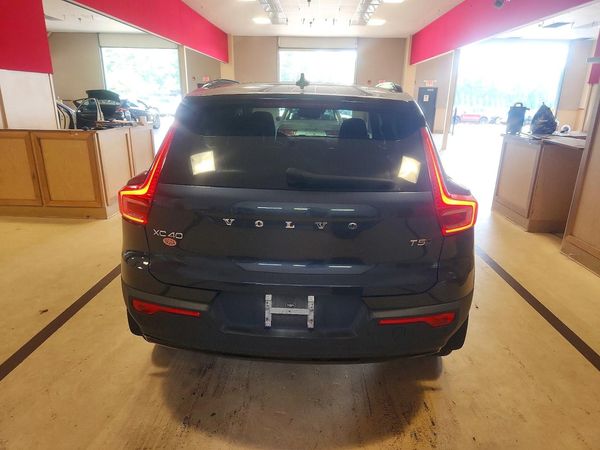 2022 VOLVO XC40 R-Design