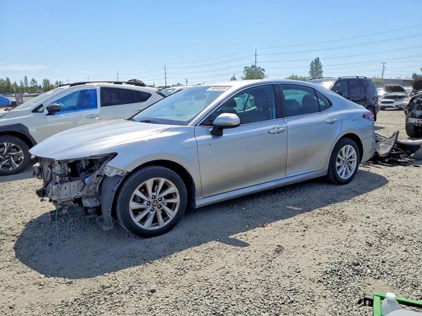 2022 TOYOTA CAMRY LE — Front 3/4