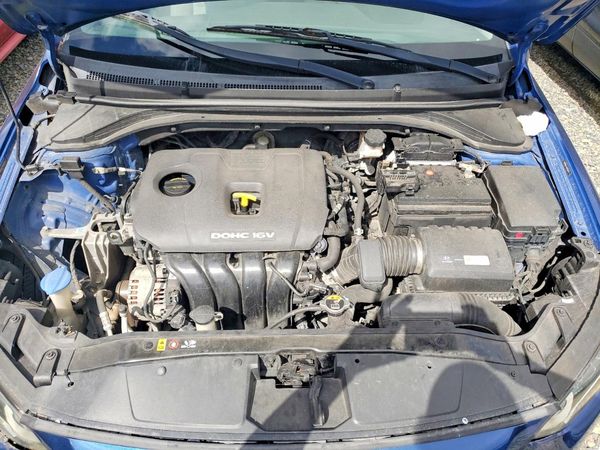 2017 HYUNDAI ELANTRA — Engine bay