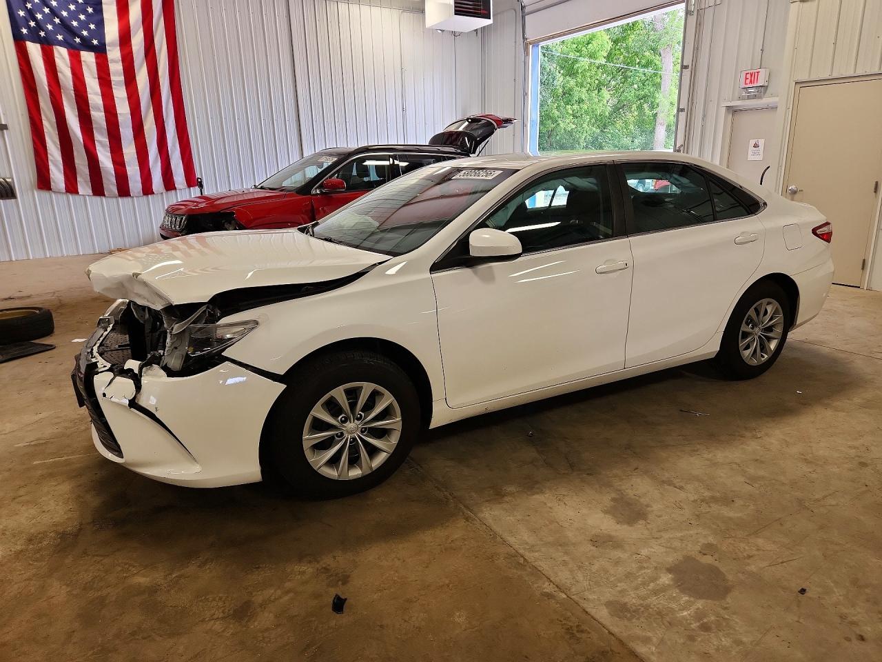 2017 TOYOTA CAMRY LE/SE/XLE/XSE — Front 3/4