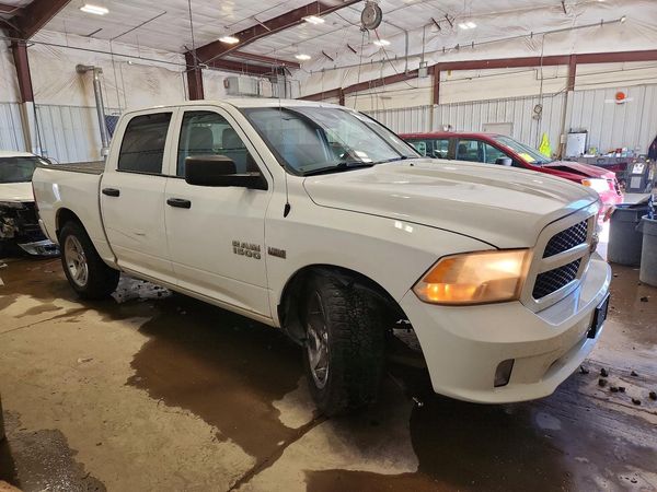 2015 RAM 1500 ST CREW CAB 4X2