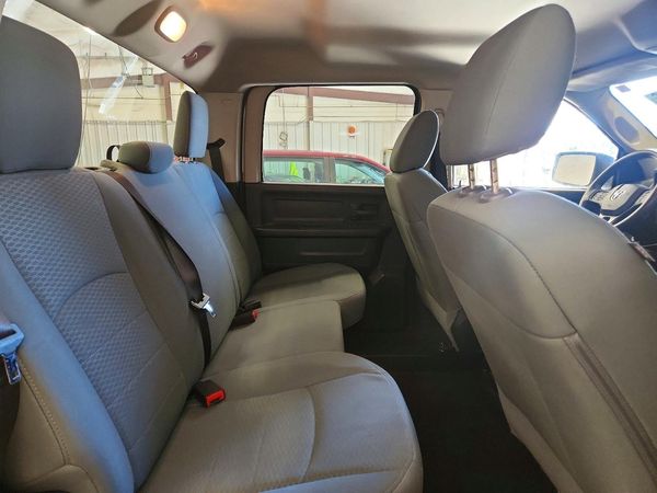 2015 RAM 1500 ST CREW CAB 4X2