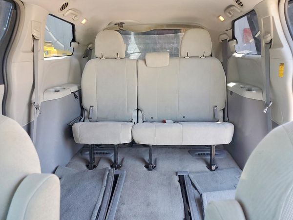 2012 TOYOTA SIENNA