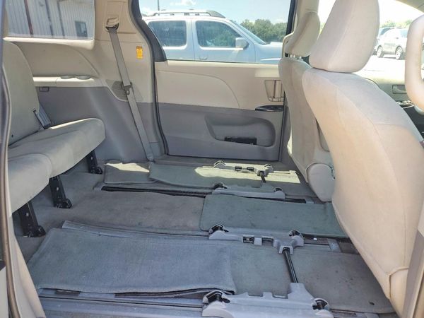 2012 TOYOTA SIENNA