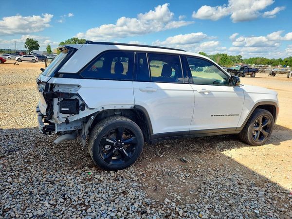 2025 JEEP GRAND CHEROKEE Laredo, Altitude
