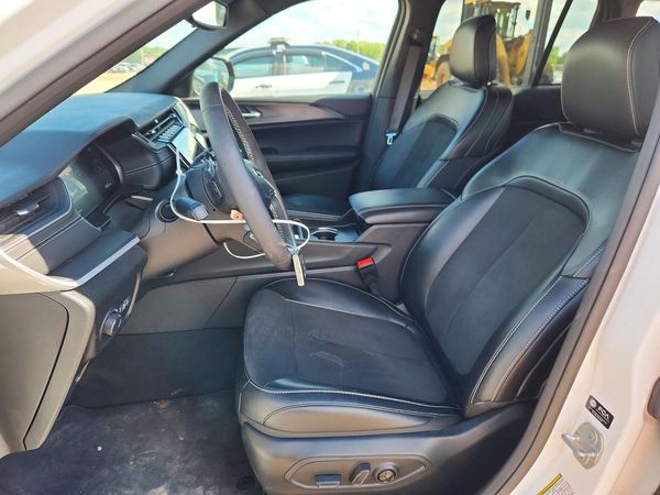 2025 JEEP GRAND CHEROKEE Laredo, Altitude